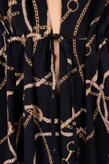 Kimono largo azul oscuro con estampado de cadenas doradas, mangas cortas y lazo ajustable en la cintura.