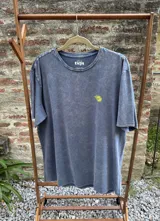 Remera gris con efecto lavado, de manga corta y cuello redondo. Estampado en la espalda con un vaso de limonada pixelado y la frase "Summer Flavor".