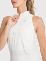 Musculosa deportiva negra con medio cierre frontal, cuello alto y logo estampado en el pecho.