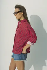 Camisa marrón a rayas verticales negras y rojas, de corte relaxed, con cuello clásico y botones al tono.