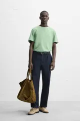 Camiseta verde de algodón, corte relaxed fit, cuello redondo y mangas cortas. Tiene un efecto de lavado que le da una apariencia única.