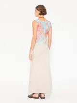 Pollera midi color beige con recortes en combinación de tejido en laterales, recortes en frente y espalda; y tajos en los laterales.