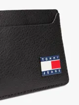 Tarjetero negro Tommy Jeans Heritage de cuero granulado, con múltiples ranuras y logo de la marca en el frente.