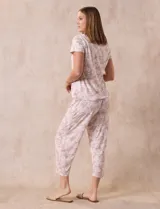 Conjunto de pijama marca René Rofé, compuesto por remera de manga corta con escote redondo y botón, y pantalón capri con cintura elastizada.