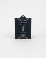 Cadena corta plateada con dije rectangular con el signo zodiacal Aries y un dije redondo pequeño.