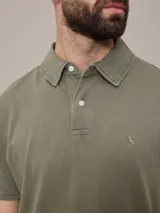 Remera polo marrón de piqué de algodón con cuello clásico y tapeta de dos botones. Logo bordado en el pecho. Corte clásico.