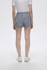 Short de lino y algodón a rayas verticales grises y blancas, de calce holgado y tiro bajo.