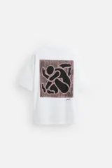 Camiseta blanca de corte relaxed fit, cuello redondo y manga corta. Estampado con textura combinada a contraste en la espalda.