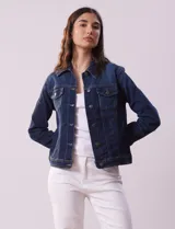 Campera de jean azul oscuro, marca Baccini, con cuello solapa, abertura central con botones metálicos y bolsillos delanteros.