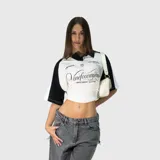 Polo oversize blanco y negro con cuello clásico, mangas cortas y estampado con el logo de la marca en el frente.