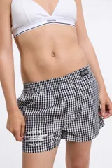Short de pijama con estampado a cuadros blanco y negro, con cintura elástica.