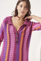 Sweater de tejido crochet a rayas verticales en tonos azul, verde, marrón y blanco, con cuello polo y cierre de botones.