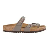 Sandalias Birkenstock modelo Mayari, color gris con hebillas color cobre y plantilla de corcho.