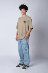 Remera color lila de corte oversize con cuello redondo y mangas cortas. Presenta un estampado pequeño de Mickey Mouse en el frente.