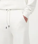 Pantalón de jogging azul eléctrico, con cintura elástica ajustable con cordón, bolsillos laterales y puños elásticos.