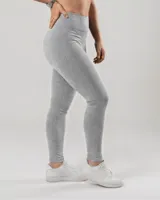 Calza larga ajustada (chupín) de tiro alto, color gris claro melange, confeccionada en algodón y licra opaca. Presenta una faja doble tela sin elástico superior.