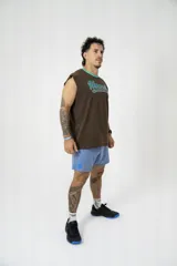 Short deportivo celeste con estampado de logo en la pierna izquierda y aberturas laterales.