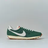Championes Nike Daybreak color verde con detalles en blanco y suela color caramelo.