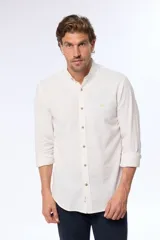 Camisa de lino a rayas, color beige, con cuello mao y corte slim.