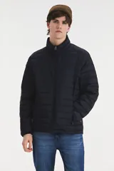 Campera acolchada de color azul marino, con cierre frontal y diseño ligero que se puede guardar fácilmente.