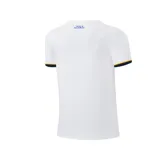Camiseta de fútbol Adidas del Real Madrid, color blanco con cuello redondo y mangas cortas con ribete azul marino y amarillo. Incluye el escudo del club y el logo de Adidas bordados en el pecho.