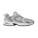 Championes New Balance MR530 color gris con detalles plateados y blancos. Confeccionados en malla y cuero sintético, con amortiguación ABZORB y suela de goma.