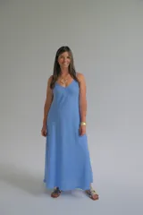 Vestido largo celeste con breteles finos y escote en V.