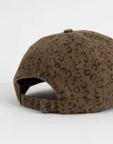 Gorra de denim color marrón con estampado animal print y regulador metálico trasero.