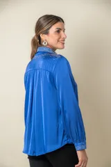 Camisa italiana en satén color beige, con detalles de apliques de strass en el frente.