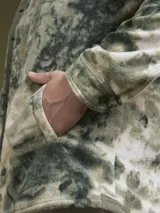 Camisa de franela escocesa con cuello, cierre frontal con botones, dos bolsillos con solapa abotonada en el pecho y corte recto.