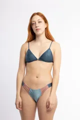 Top de bikini triangular color azul petróleo, forrado y con relleno. Breteles finos regulables que se pueden atar al cuello o a la espalda.