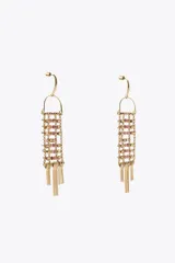 Par de pendientes colgantes dorados con cierre de tuerca. Presentan una estructura rectangular con abalorios rosas y dorados, y flecos de metal.