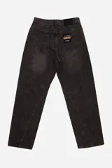 Pantalón de jean negro con corte amplio y tiro medio. Confeccionado en 100% algodón, con pasacinto y bolsillos delanteros y traseros.