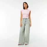 Camiseta rosa de punto con cuello redondo y mangas cortas con volantes.
