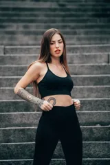 Top deportivo negro de lycra pesada con tiras finas y espalda deportiva.