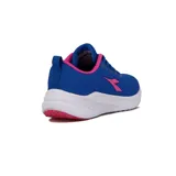 Championes deportivos Diadora modelo Messina, color azul vibrante con detalles en rosa fucsia. Presentan capellada de malla transpirable, logo Diadora en rosa en el lateral, forro interior rosa y suela gruesa blanca con detalles en rosa en la punta y el talón.
