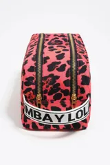 Neceser de gran tamaño con exterior de nylon estampado animal print (leopardo) en tonos rosa fuerte y negro. Presenta estructura soft, cierre con cremallera, logo metálico BIMBA Y LOLA y bolsillo interior. Incluye una etiqueta de tejido con el nombre de la marca y una correa lateral de tela blanca con texto negro.