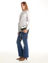 Cartera tipo bandolera de eco cuero con silueta de media luna, color beige y detalles en marrón claro. Incluye un monedero/tarjetero independiente en el bolsillo frontal y una cadena decorativa de eslabones dorados.