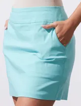 Short pollera color lila, de gabardina elastizada, marca Zac & Rachel. Tiene pretina ancha elastizada y ruedo con abertura en la costura lateral.