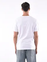 Remera negra de corte regular con cuello en V y mangas cortas.