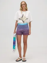 Short tejido a rombos con degradé de azul a bordó, pretina elástica combinada y logo bordado.