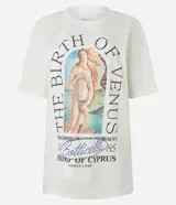 Remera oversize de algodón color crudo, con cuello redondo y mangas cortas. Estampa frontal con la obra "The Birth of Venus" de Botticelli.