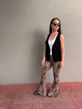 Chaleco negro de cuero con corte clásico y solapas.