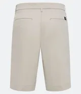 Bermuda de hombre, modelo loose con corte de sastrería, confeccionada en sarga de algodón y elastano. Color beige claro, con cierre de botón y cremallera, bolsillos y bajo ancho.