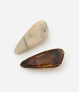 Kit de dos pinzas para el pelo con formato triangular redondeado, confeccionadas en resina con base metálica. El set incluye una pinza con efecto mármol en tonos beige y otra con efecto carey en tonos marrones.