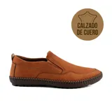 Zapato casual marrón de cuero, tipo mocasín, con elásticos laterales y pespuntes decorativos.