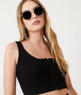 Top cropped sin mangas, color negro, con escote cuadrado y abertura frontal con broches. Presenta textura acanalada.