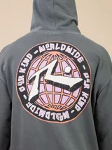 Canguro gris con capucha y cordones ajustables, bolsillo tipo canguro y logo de la marca estampado en el pecho.