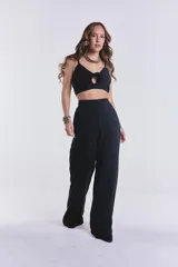 Pantalón negro de corte palazzo con cintura alta y elástica.