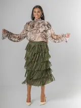 Maxi falda con múltiples capas de flecos, confeccionada en tela elastizada. Disponible en negro, beige y verde militar.
